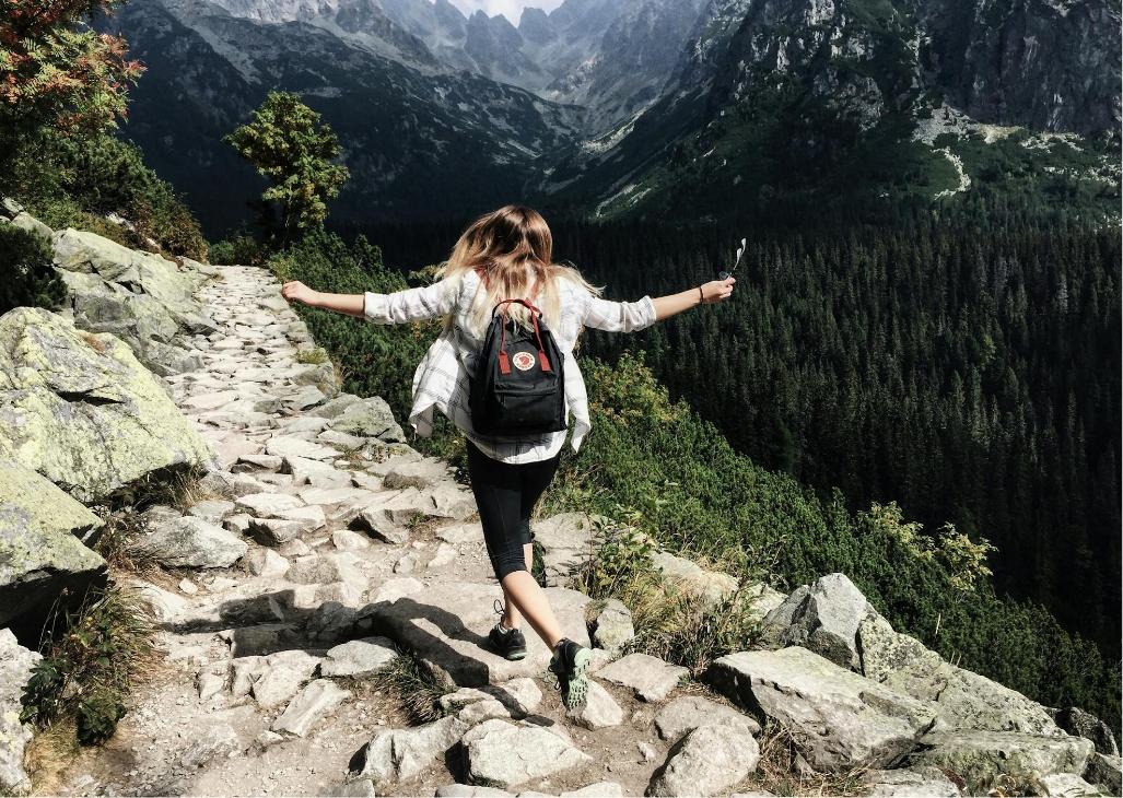 Produktbild Startseite - Frau beim Wandern in den Bergen Rückansicht