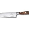 Geschmiedetes Santokumesser Grand Maître Rosewood 17cm mit braunem Holzgriff und Kullenschliff
