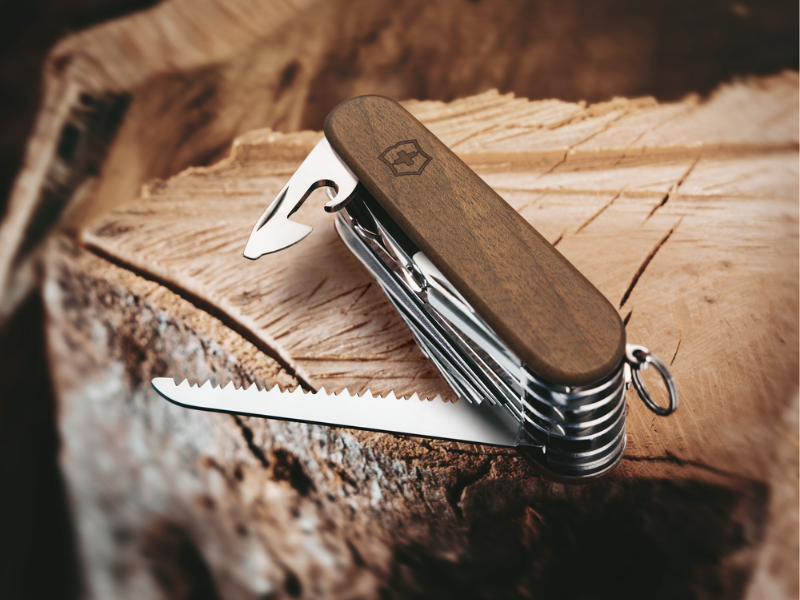 mittleres taschenmesser swiss champ wood holzschale auf holz liegend