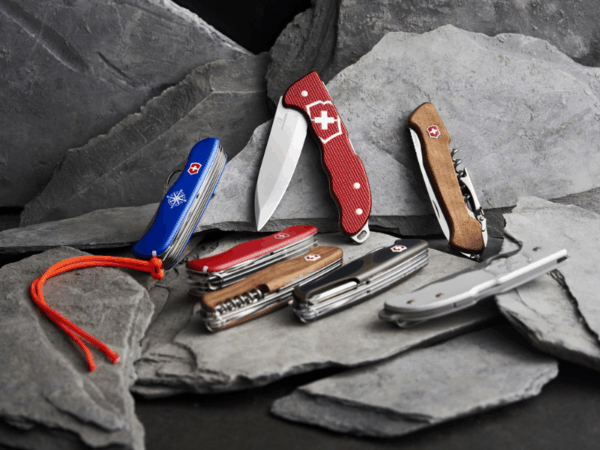 auswahl verschiedener großen taschenmesser auf grauen steinplatten