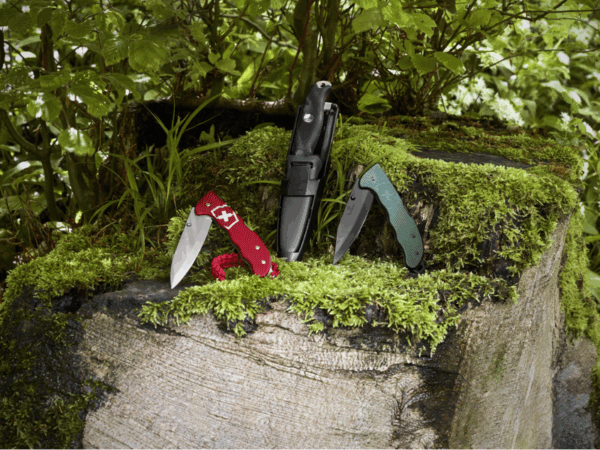 auswahl großer taschenmesser evoke rot alox evoke schwarz grün ventrue pro schwarz im wald