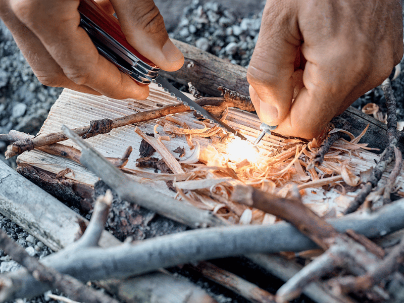 Feuermachen mit dem Schweizer Messer