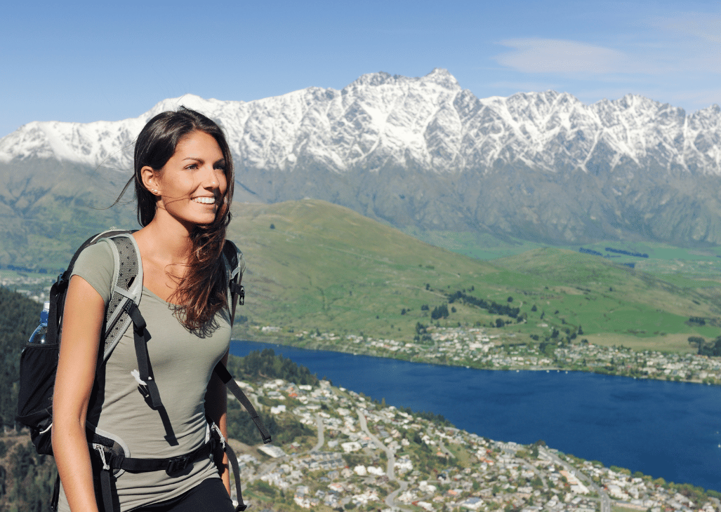 Frau wandert im Sommer