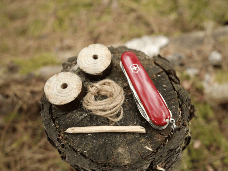 rotes schweizer taschenmesser mit geschnitzten Teilen