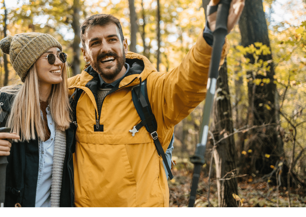 fau und mann wandern im herbst