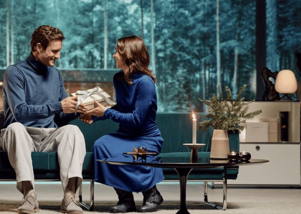 Mann übergibt Frau ein Weihnachtsgeschenk