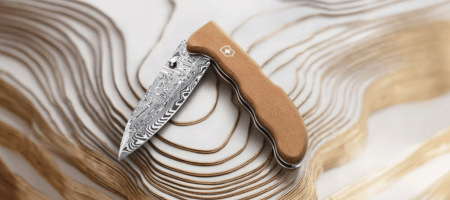 Großes Taschenmesser mit Damastklinge und Holzschale